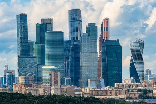 На фотографии запечатлен Московский Международный деловой центр "Москва Сити" – бизнес-квартал, расположенный на Пресненской набережной в Москве. 
Фотография подходит для бизнес-презентаций, статей о развитии бизнеса в России, а также для визуализации городской инфраструктуры и архитектурных памятников.