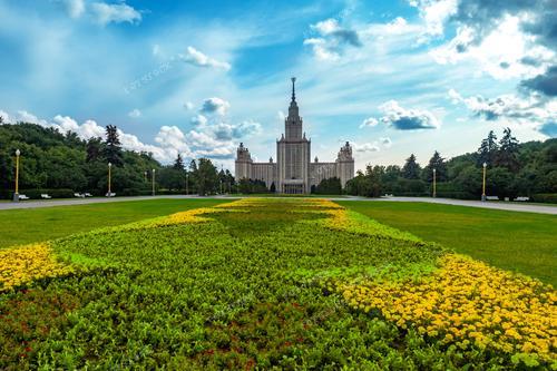 Фотография представляет вид на Московский государственный университет, величественно расположенный на Воробьевых горах. 

Эта фотография может быть использована в статьях о высшем образовании, путешествиях в Россию и архитектурных достопримечательностях Москвы.