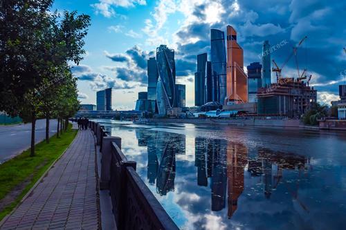На фотографии изображены Московский международный деловой центр «Москва-Сити» и Москва-река.
