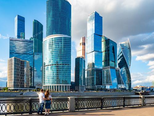 На фотографии молодая пара смотрит на небоскребы центра Москвы-Сити, обсуждая свои мечты о собственном жилье в этом деловом районе. Этот кадр передает атмосферу надежды, семейного тепла и стремления к успеху. Фотография идеально подходит для использования в рекламе недвижимости, брошюрах о жизни в городе и в статьях о перспективных районах для молодых семей.