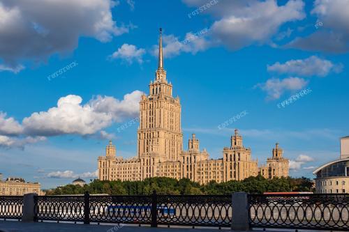 На фотографии запечатлена сталинская высотка в столице России. Этот кадр может быть использован для продвижения туристических маршрутов в Москве, привлекая внимание к узнаваемому архитектурному облику города.