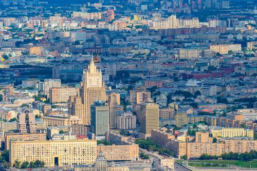 На фотографии видна захватывающая панорама Москвы с высоты, с фокусом на здание Министерства иностранных дел. 
Эта фотография может использоваться для иллюстрации статей о культурном наследии, архитектурных достопримечательностях, а также в рекламе туристических маршрутов по Москве. Отлично подходит для дизайна путеводителей и географических изданий.