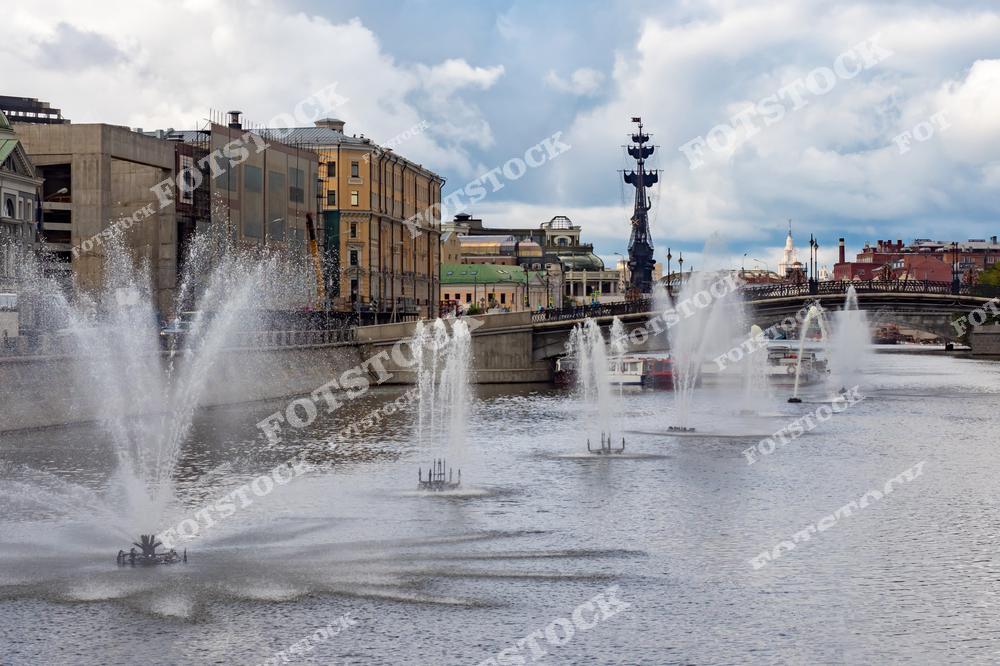 На фото изображены живописные фонтаны, расположенные на Москве-реке, и величественный памятник Петру I, который стоит на острове в центре реки. Этот монумент является одним из символов столицы и привлекает внимание туристов и жителей города. Вода из фонтанов струится, создавая красивую атмосферу, а каналы Москвы подчеркивают гармоничное сочетание природы и архитектуры. Это место отражает историческое наследие города и является популярным туристическим направлением.