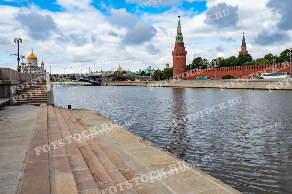 На фотографии изображён вид на Москву-реку и Кремлевскую набережную. Вдалеке видны знаковые достопримечательности Москвы: красные стены Кремля и башни, а также Храм Христа Спасителя с его золотым куполом. Фотография представляет типичный и культурно значимый вид столицы России, подчеркивая её историческое наследие и архитектурную красоту. Этот снимок может использоваться в туристических путеводителях, культурных изданиях, образовательных материалах и как декоративный элемент, отражающий дух Москвы.