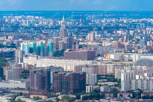 Фотография представляет урбанистический пейзаж. Этот вид хорошо вписывается в представление о современной жизни и городской инфраструктуре.

Данное изображение может использоваться для городского маркетинга, туристических проспектов и визуальных материалов, подчеркивая технологичность и разнообразие городской жизни. Это также прекрасный ресурс для городского планирования, анализа общественных пространств и продвижения недвижимости.