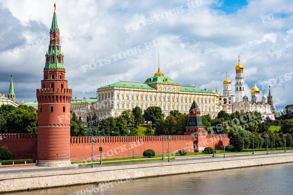 На фотографии изображен Московский Кремль — исторический и политический центр Москвы и всей России. Фотография может быть использована в образовательных материалах, туристических гидах, исторических публикациях, а также в качестве иллюстрации в новостных статьях.