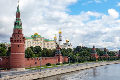 На фотографии запечатлен величественный вид на храмы и башни Московского Кремля. 
Эта фотография станет прекрасным дополнением для туристических брошюр, книг о российской истории и религии, а также для веб-сайтов, рекламирующих туры по Москве. Она также может привлечь внимание художников и дизайнеров, ищущих вдохновение в изысканной архитектуре российской столицы.