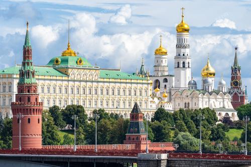 На фотографии запечатлен центр российской столицы — Кремль с величественным Большим Кремлевским дворцом и древними церквами. Эта фотография является отличной иллюстрацией культурного и исторического наследия России. Изображение  подходит для туристических агентств, издателей путеводителей и статей об истории Московского Кремля.