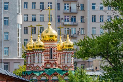 На фотографии изображена небольшая православная церковь, вписанная в городскую застройку Москвы. Этот снимок пригодится для иллюстрации архитектурного разнообразия Москвы и культурного значения религиозных построек. Фотография вызывает ассоциации с духовной атмосферой и традициями.

Изображение подходит для использования в рекламе туристических агентств, путеводителей по Москве и статей о религиозном наследии города. Она также может быть интересной декорацией для печатных и цифровых изданий, посвященных культурному наследию России.