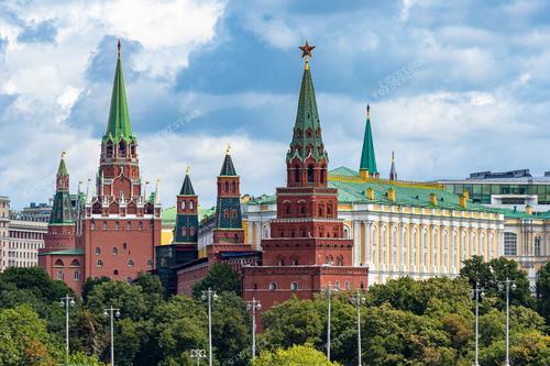 На снимке представлен центр Москвы в летний день. Вид открывается на исторический Кремль с его величественным Большим Кремлевским дворцом и колокольнями. Фотография иллюстрирует богатство архитектурного и исторического наследия российской столицы.

Этот снимок подходит для использования в туристических брошюрах, промо-материалах по России и тематических изданиях о Московских достопримечательностях.