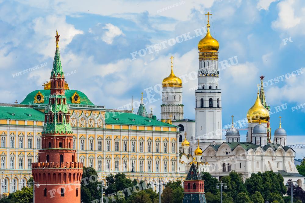 На данной фотографии представлены архитектурные элементы Московского Кремля, включая колокольню, Архангельский собор, и знаменитую Боровицкую башню. Великолепные золотые купола, декорированные башни и изысканно украшенные фасады зданий являются яркими примерами русской архитектуры. Это изображение может быть использовано для образовательных программ, исторических статей, туристических брошюр и культурных презентаций, подчеркивающих культурное наследие России.
