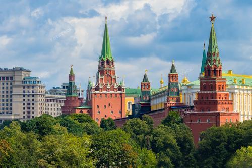 На фотографии запечатлен летний день в Москве, где башни Московского Кремля возвышаются над городом под облаками. 

Эта фотография может использоваться для туристических проспектов, визуальных материалов о Москве, а также как декоративный элемент в офисах и зданиях, связанных с российской культурой и историей.
