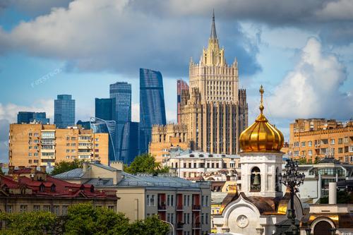 Фотография представляет столицу России на фоне облаков, демонстрируя многообразие её архитектуры. Здесь переплетаются времена, видны храмы, жилые здания и небоскрёбы, создавая уникальный пейзаж. Этот снимок может использоваться как иллюстрация для различных материалов, связанных с Москвой: туристических брошюр, книг, а также в географических и архитектурных статьях.

Фотография передаёт атмосферу города и оставляет впечатления о его разнообразии и уникальности.