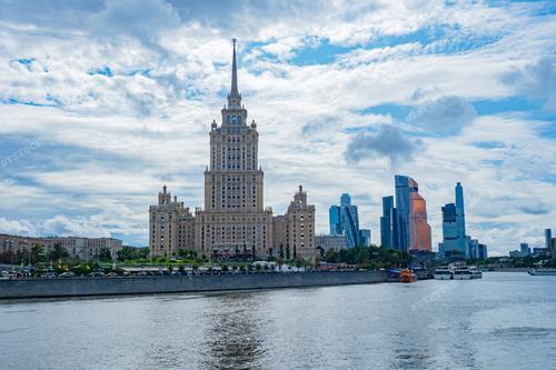На фотографии изображены различные архитектурные стили Москвы. В высоком здании сталинской эпохи прослеживается историческое наследие, в то время как современный комплекс "Москва-сити" представляет собой современное архитектурное великолепие.
Эта фотография может быть использована туристическими агентствами, изданиями о городской архитектуре. Она также подходит для иллюстрации статей о разнообразии архитектурных стилей и культурном наследии Москвы.