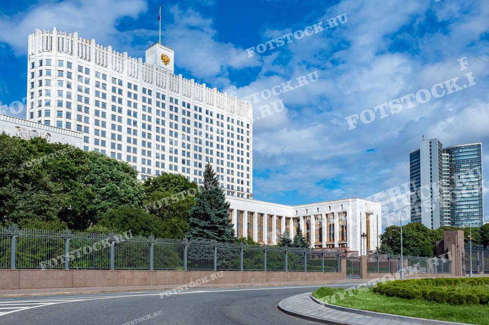 На фотографии изображен Дом Правительства Российской Федерации в Москве.