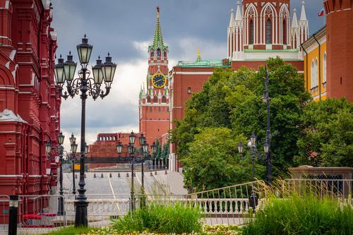 Этот кадр иллюстрирует культурное наследие и привлекательность Москвы для туристов и путешественников.
