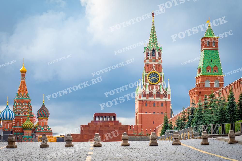 На фотографии изображены Спасская башня, Собор Василия Блаженного и Мавзолей Ленина на Красной площади в Москве. Фото можно использовать для иллюстраций, рекламы и туристических материалов.