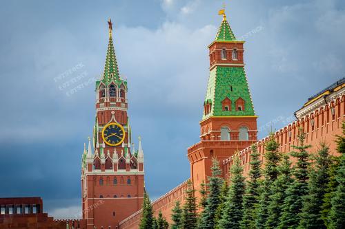 Красная Площадь, Спасская башня и стены древнего Кремля символизируют историю и величие России. Этот снимок иллюстрирует архитектурное великолепие, традиции и уникальную энергию столицы.