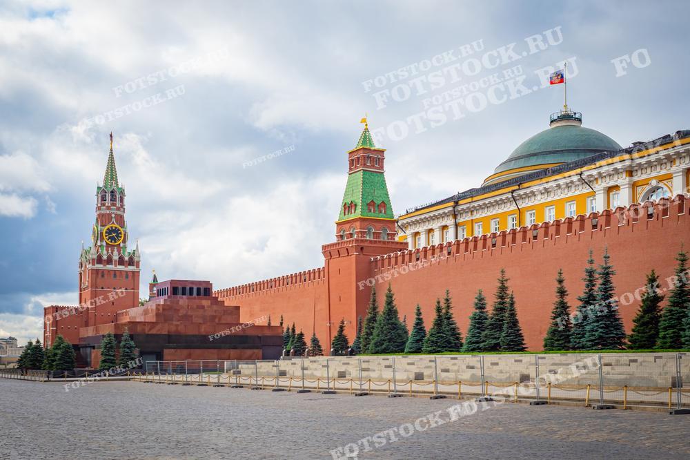 На фотографии изображен Мавзолей Ленина и Спасская башня на Красной площади в Москве. Пасмурный день подчеркивает величие и историческое значение этих архитектурных объектов.