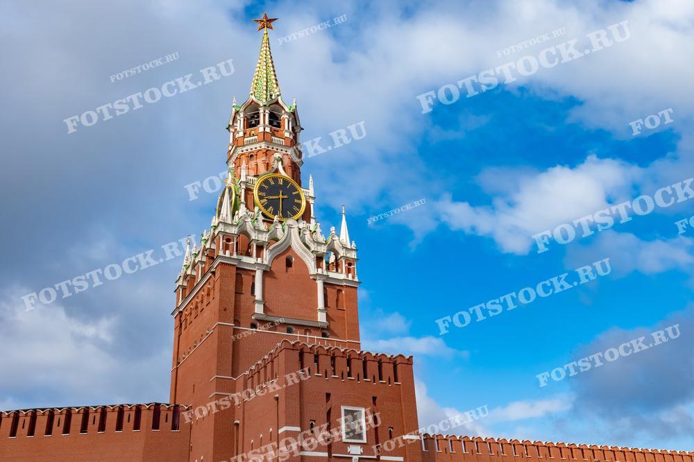 На фотографии изображена Спасская башня Московского Кремля, одна из самых узнаваемых достопримечательностей Москвы. Башня венчается рубиновой звездой и оснащена знаменитыми курантами. 
Это изображение подходит для использования в образовательных материалах, культурных публикациях и туристических гидах.