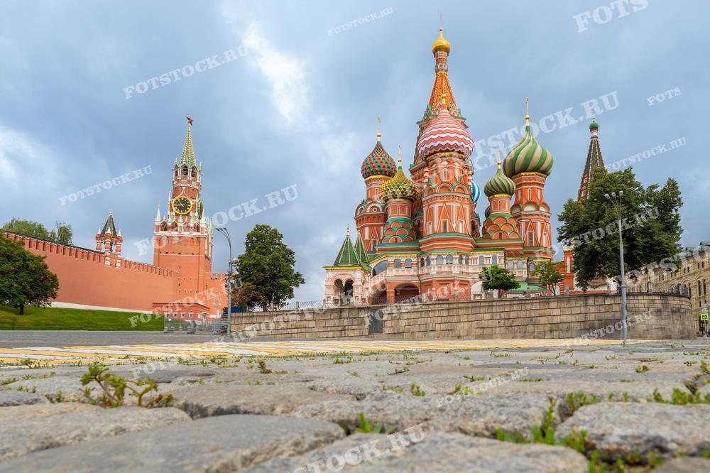На фотографии изображены достопримечательности Москвы — Собор Василия Блаженного и Спасская башня. 
Это отличное изображение для использования в туристических брошюрах, культурных и исторических публикациях, а также в образовательных материалах.