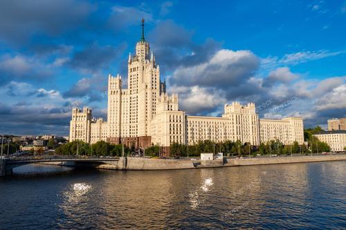 Фотография показывает высотное здание на фоне серых облаков, символизируя город Москву. Этот снимок демонстрирует сталинскую высотку на Котельнической набережной.
Фотография может быть использована для рекламы недвижимости, туристических материалов о Москве и в качестве иллюстрации к статьям о городской архитектуре