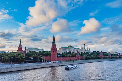 На фотографии изображен Московский Кремль, вид на который открывается с Москвы-реки. Архитектурный ансамбль Кремля, включающий в себя Большой Кремлёвский дворец, стены, башни и церкви, является символом Москвы и России. Эта фотография передает обстановку исторического и культурного наследия столицы. 
Фотография подходит для использования в туристических буклетах, путеводителях о Москве, исторических и культурных изданиях.