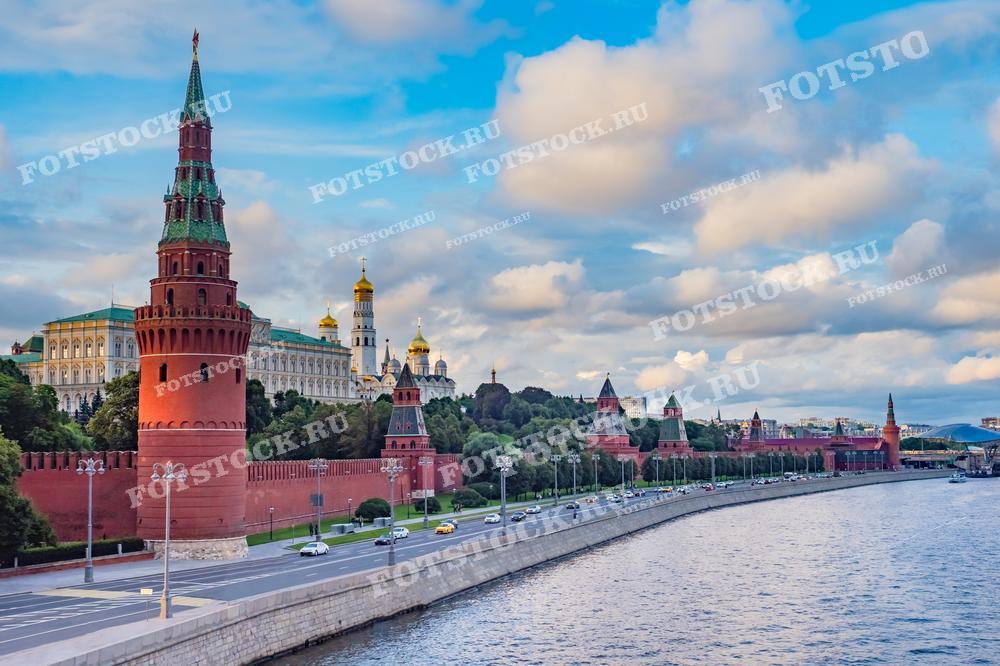 На фотографии изображены Кремль и Москва-река. Виден Большой Кремлевский дворец, колокольня Ивана Великого и башни Кремля. Фото можно использовать для иллюстраций, рекламы и туристических материалов.