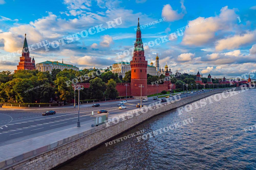 На фотографии изображена красивая видовая сцена Кремля в Москве, снятая с Кремлёвской набережной. 
Изображение демонстрирует богатое историческое наследие России и является отличным выбором для публикаций, посвящённых культуре или туризму.