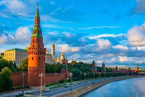 На фотографии запечатлен прекрасный вид на Московский Кремль с набережной в теплый летний день. Здесь видны красивые архитектурные ансамбли, включая Большой Кремлёвский дворец и различные церкви, расположенные в историческом центре Москвы. Этот снимок иллюстрирует красоту и величие столицы России, являясь визитной карточкой города.