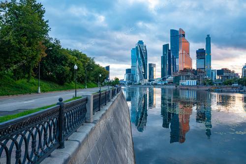 На фотографии запечатлена величественная панорама Москва-Сити, делового центра столицы России, с видом на берег реки. Высокие небоскребы, символизирующие финансовую и корпоративную активность города, являются главным элементом этого снимка. Река, протекающая вдоль бизнес-центра, придает изображению дополнительную грацию и живописность. Эта фотография отлично иллюстрирует Москву как деловой центр России.
Данное изображение может использоваться в рекламе недвижимости, в туристических материалах, в презентациях о бизнесе в России. Оно также подходит для оформления сайтов и брошюр, посвященных архитектуре Москвы и деловой жизни столицы.