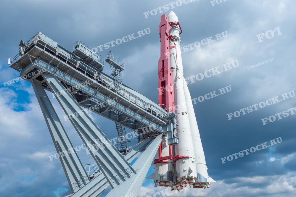 На фотографии изображена ракета "Восток", установленная на территории ВДНХ в Москве. Этот экспонат символизирует достижения СССР в области космонавтики.