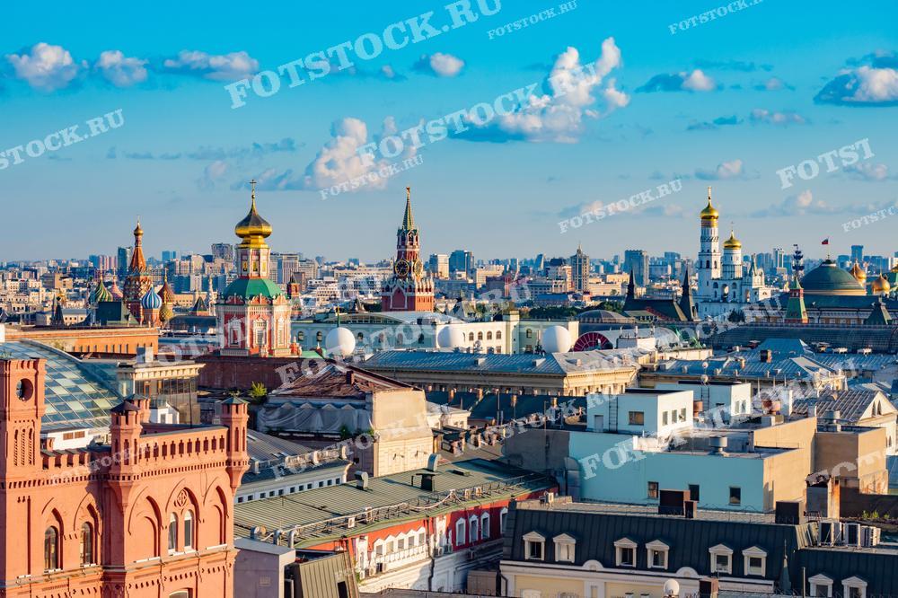 Фотография показывает панораму Москвы с видами на Кремль, Собор Василия Блаженного и другие храмы. Это изображение может использоваться для иллюстраций о Москве и её достопримечательностях.