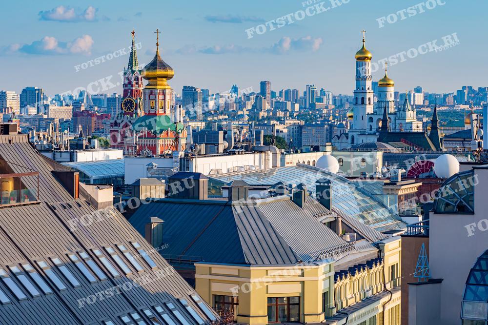 Фотография, сделанная с высоты, показывает центральную часть Москвы с видом на Кремль. Изображение может быть использовано для иллюстрации статей о Москве, туристических материалов и городской архитектуры.
