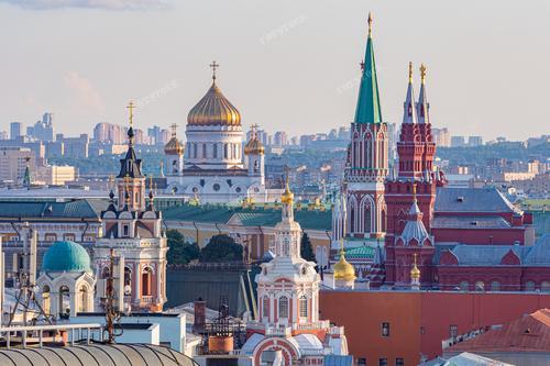 На фотографии изображен панорамный вид на Москву с высоты, где видны крыши  зданий московского Кремля. Этот снимок иллюстрирует красоту и монументальность российской архитектуры, а также символизирует историю и культуру российского государства.
Эта фотография может быть использована в туристических буклетах и проспектах, чтобы показать туристам архитектурные достопримечательности Москвы.
