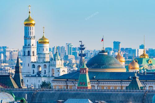 Изображение представляет панорамный вид на Москву с высоты, где величественно возвышаются купола православной церкви и городские крыши. Эта фотография иллюстрирует уникальный архитектурный ландшафт Москвы и ее культурное наследие, символизируя дух русского города и его историю.