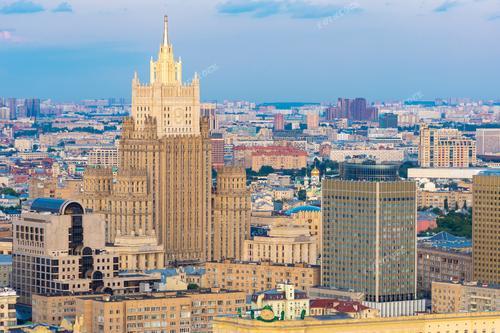 На фотографии запечатлен вид на Москву с высоты, где ярко просматривается архитектура российской столицы. В центре кадра - здание Министерства иностранных дел Российской Федерации, возвышающееся над окружающими зданиями. Этот снимок иллюстрирует панораму Москвы, демонстрируя величие города и его архитектурное разнообразие. Ассоциации, вызванные этой фотографией, могут быть связаны с важностью Москвы как политического и культурного центра России.