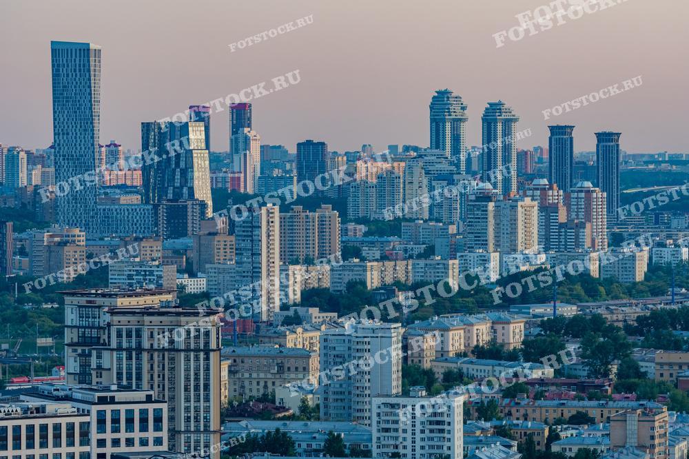 На фотографии запечатлен современный вид Москвы с высокими небоскрёбами и разнообразной архитектурой, демонстрирующий бурное развитие и урбанизацию города. Это изображение отлично подойдёт для демонстрации современного городского ландшафта Москвы в статьях, туристических каталогах, инвестиционных предложениях, а также в образовательных и научных публикациях, изучающих городскую экологию и планировку.