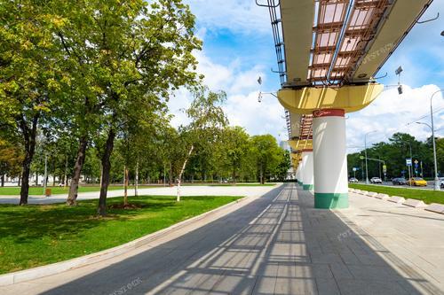 На фотографии изображен воздвигнутый мост в городе, параллельный шоссе и предназначенный для легкого пассажирского транспорта, такого как аэроэкспресс. Этот снимок иллюстрирует современный городской транспорт и инфраструктуру, предназначенную для обеспечения эффективной передвижения по городу. Фотография может использоваться в рекламе городского транспорта, в учебных материалах о городской инфраструктуре, а также в исследованиях, связанных с развитием транспортных сетей и городской архитектурой.