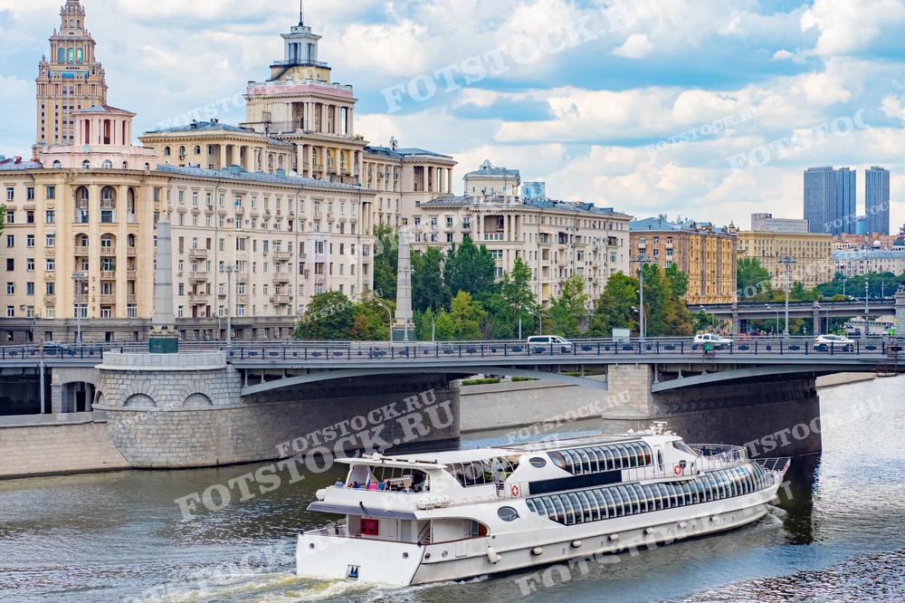 Фотография подходит для использования в материалах о водном транспорте Москвы, городской архитектуре и летнем отдыхе.