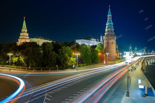 Фотография запечатлевает автодороги на фоне Московского Кремля. Эта фотография идеально подходит для иллюстрации путеводителей по Москве, брошюр о туристических достопримечательностях России и материалов о путешествиях по столице. Она также может быть использована для рекламы туристических агентств, веб-сайтов о путешествиях и обложек журналов.