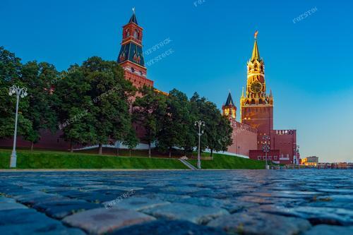 Фотография запечатлевает тихое утро на Красной площади в Москве, с изображением Московского Кремля и Спасской башни на фоне голубого неба. Этот снимок иллюстрирует красоту столицы России в летнее время и ее исторические достопримечательности. Ассоциации, вызываемые этой фотографией, связаны с мирным утром в центре города, когда его достопримечательности еще не ожили от толп туристов и посетителей. Это изображение может быть использовано для туристических брошюр, рекламы экскурсий по Москве, а также для иллюстрации статей о российской столице и ее исторических местах.