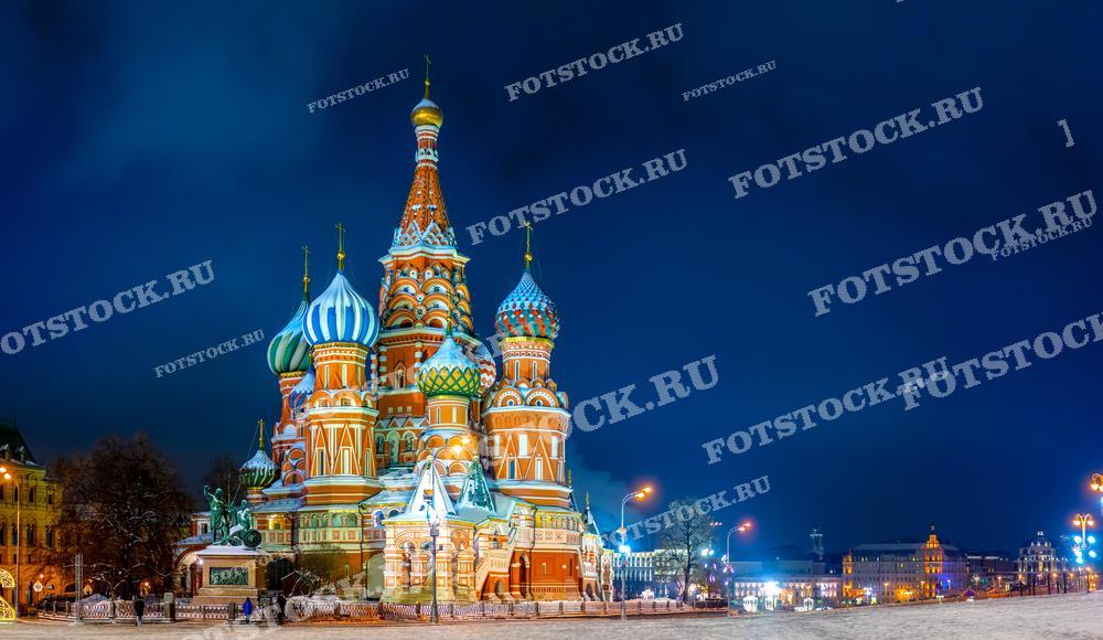 На фотографии изображен Собор Василия Блаженного в Москве, один из самых узнаваемых символов России. Этот снимок может быть использован в туристических брошюрах, путеводителях по Москве, в качестве примера русской архитектуры в учебных материалах, а также в различных публикациях, посвященных истории и культуре России.