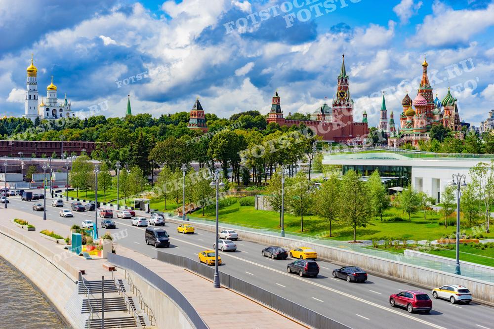 На фотографии изображены Кремль, Собор Василия Блаженного и набережная реки Москвы. Фото можно использовать для иллюстраций, рекламы и туристических материалов.