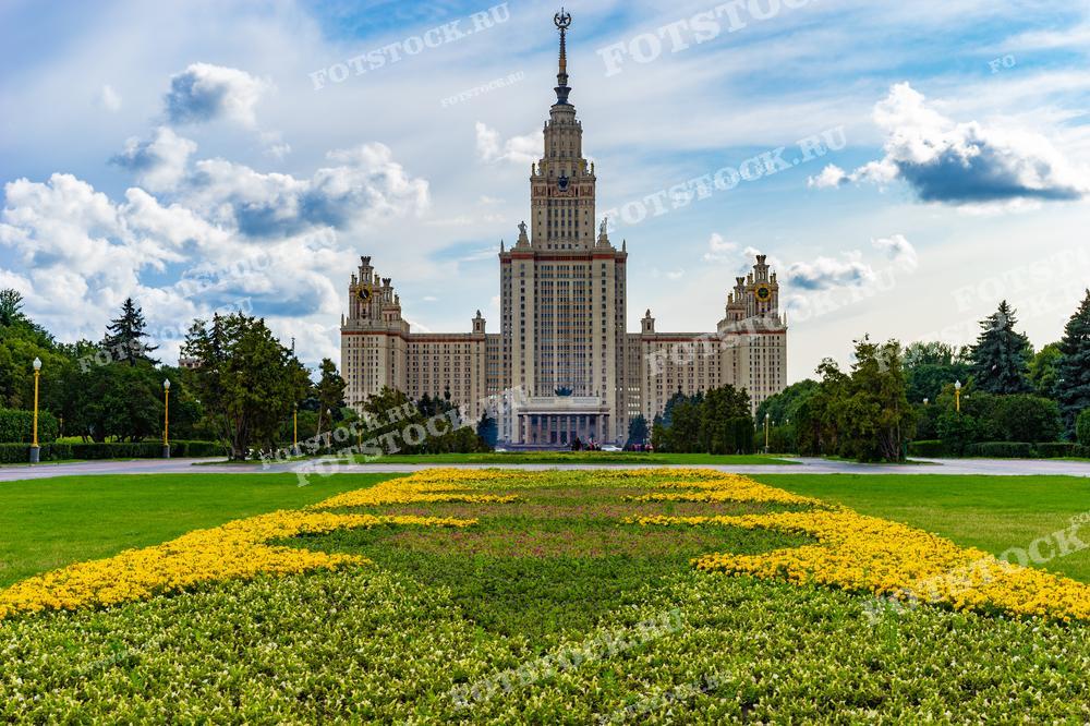 На фотографии изображено главное здание Московского государственного университета, одна из знаменитых сталинских высоток Москвы. 
Эта фотография идеально подходит для использования в туристических публикациях о Москве, в учебных материалах об архитектуре или как часть декоративного оформления на тему российской культуры и образования.
