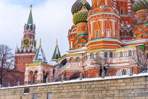 На этом фото запечатлен Кремль и Собор Василия Блаженного в зимней Москве. Этот исторический комплекс, расположенный на Красной площади, является символом России. Снимок позволяет рассмотреть величественные архитектурные формы Собора Василия Блаженного и крепостных стен Кремля. Фотография иллюстрирует красоту российской столицы в зимнее время и может быть использована для туристических брошюр, рекламы путешествий в Москву, а также в статьях о культурном наследии России и ее истории.