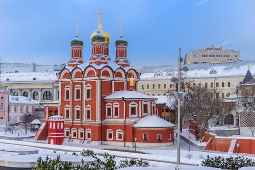 На фотографии изображен Знаменский собор в Москве зимним днем. Этот исторический храм является одним из храмов Кремля и символизирует духовное наследие России. Фотография иллюстрирует архитектурную красоту Московских храмов и привлекательность столицы в зимнее время. Это фото может быть использовано для туристических проспектов, рекламы путешествий в Москву, а также в исторических публикациях о религиозных памятниках столицы.