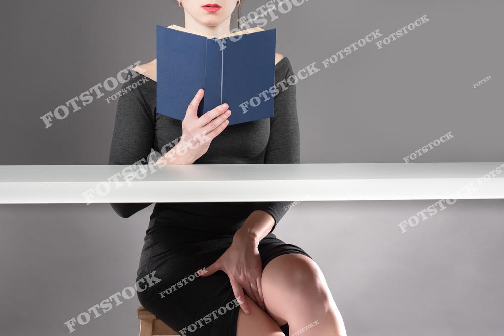 На фотографии изображена женщина, читающая книгу, которая пробуждает романтические фантазии. Ее поза и выражение передают увлеченность сюжетом и эмоциональное переживание. Этот снимок символизирует силу литературы в создании ярких впечатлений и вдохновения.
