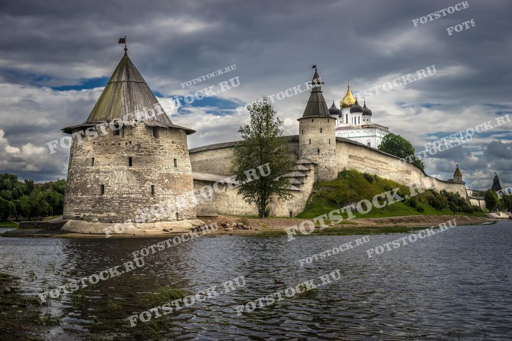 На фотографии изображен Псковский Кром (Кремль), расположенный на берегах рек Великая и Пскова. Это историческое сооружение является важным культурным и архитектурным наследием России, привлекающим множество туристов.