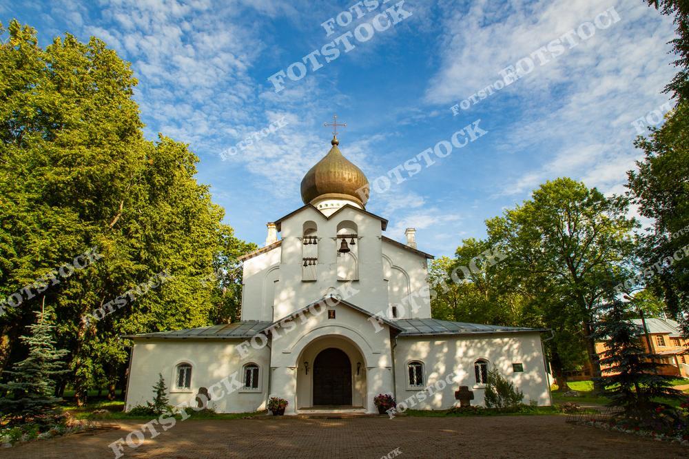 На фотографии изображен Собор Державной иконы Божией Матери, расположенный в городе Гдов. Белокаменные стены, купола и традиционная архитектура подчеркивают его значимость в православной культуре. Этот храм является памятником духовного и культурного наследия России.